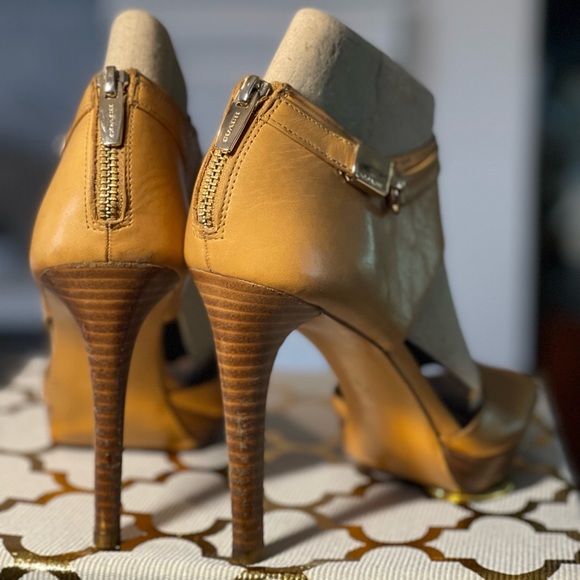 Authentic Coach heels - Picture 2 of 10